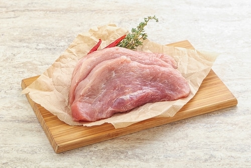ongepaneerde_schnitzel_vlees_aanbieing