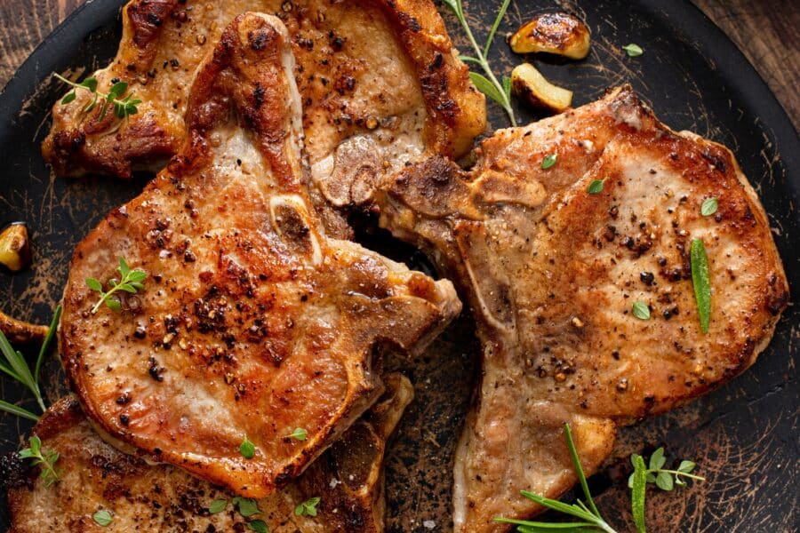 varkens karbondade gegrild pork chops met marinade