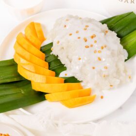 Gezoete sticky rice met kokos en verse mango